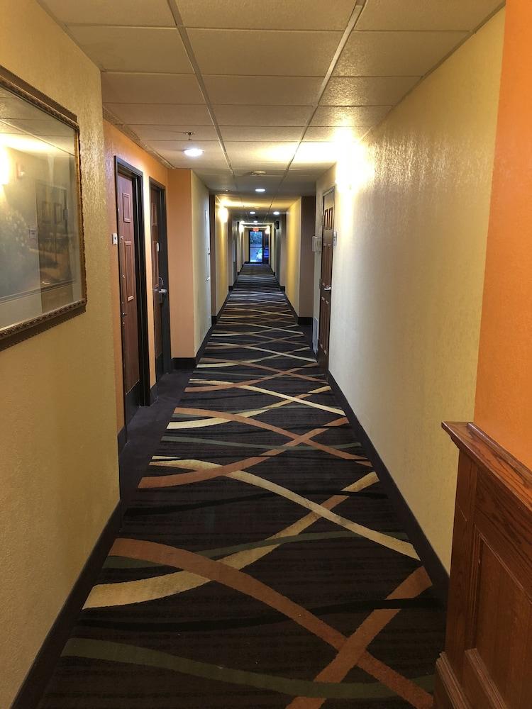 Quality Inn & Suites Muskogee Bagian luar foto